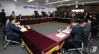 본문 이미지 - 이장우 대전시장이 11일 오전 대전 동구 코레일 본사에서 열린 지역구 국회의원들과 조찬 간담회에서 내년도 국비 예산 확보 방안을 논의하고 있다. 2024.11.11/뉴스1 ⓒ News1 김기태 기자