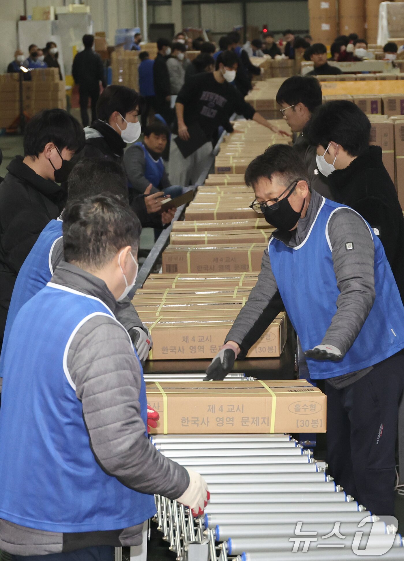 본문 이미지 - 2025학년도 대학수학능력시험일을 사흘 앞둔 11일 세종시 한 인쇄공장에서 수능시험 문답지가 전국 시험지구로 배부되고 있다. (공동취재) 2024.11.11/뉴스1 ⓒ News1 김기남 기자