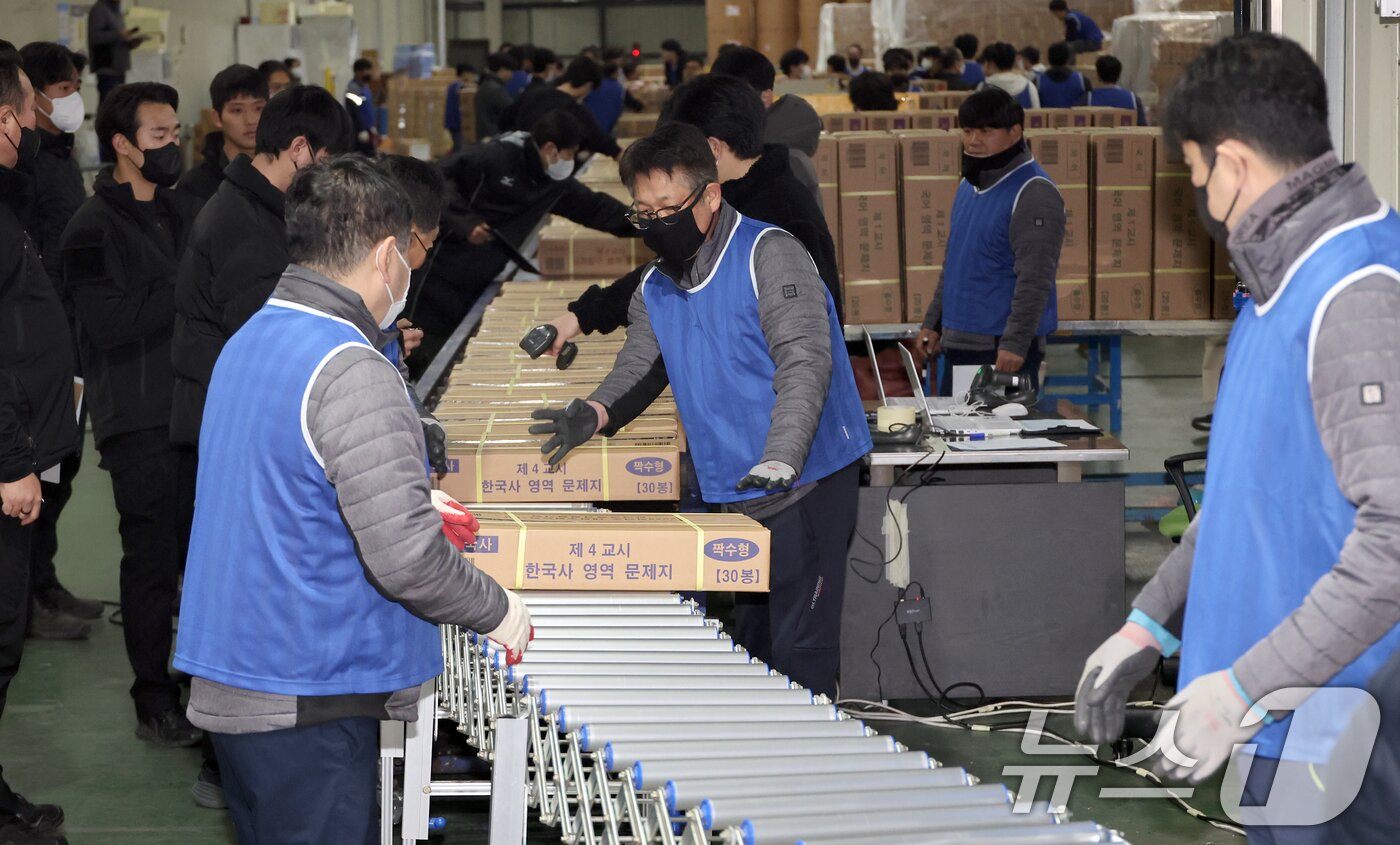 본문 이미지 - 2025학년도 대학수학능력시험일을 사흘 앞둔 11일 세종시 한 인쇄공장에서 수능시험 문답지가 전국 시험지구로 배부되고 있다. (공동취재) 2024.11.11/뉴스1 ⓒ News1 김기남 기자