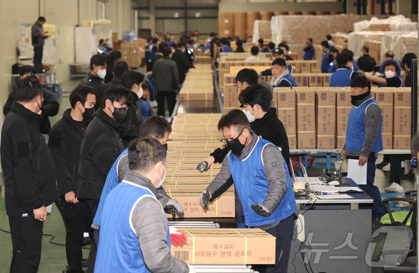 본문 이미지 - 2025학년도 대학수학능력시험일을 사흘 앞둔 11일 세종시 한 인쇄공장에서 수능시험 문답지가 전국 시험지구로 배부되고 있다. (공동취재) 2024.11.11/뉴스1 ⓒ News1 김기남 기자