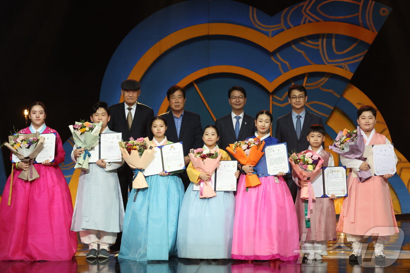 본문 이미지 -  ‘제37회 전국 어린이 판소리 왕중왕 대회’ 입상자들(고창군 제공)2024.11.10/뉴스1