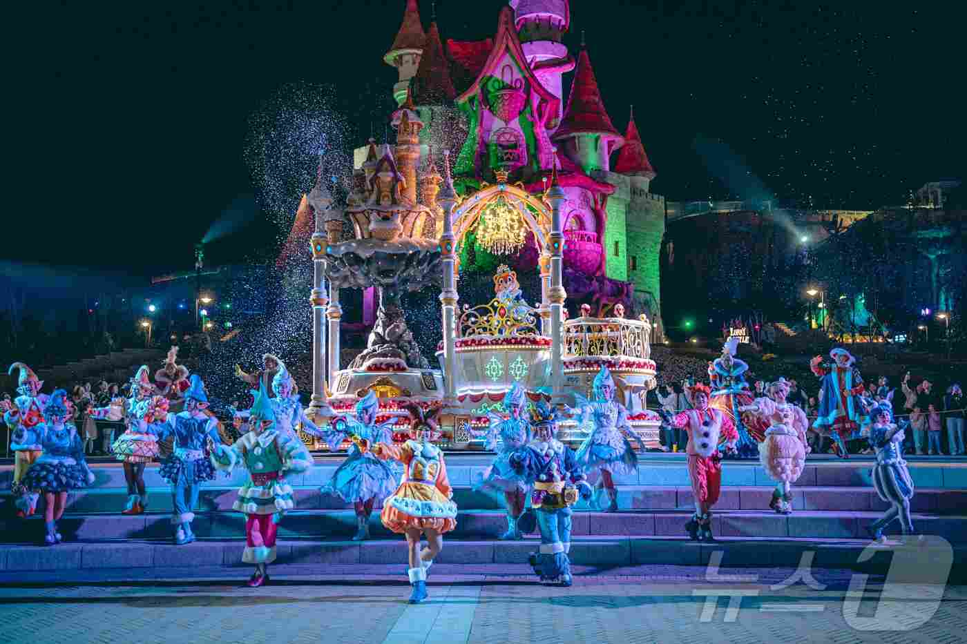 본문 이미지 - 롯데월드 어드벤처 부산의 지난해 겨울 시즌 퍼레이드 현장(롯데월드 부산 제공)