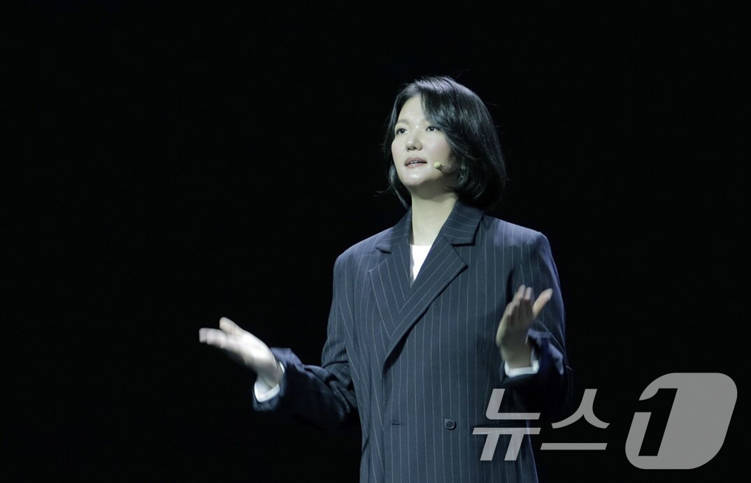 본문 이미지 - 최수연 네이버 대표가 11일 서울 강남구 코엑스에서 열린 팀네이버 통합 콘퍼런스 &#39;단 24&#39;에서 기조연설을 하고 있다. &#40;네이버 제공&#41; 2024.11.11/뉴스1