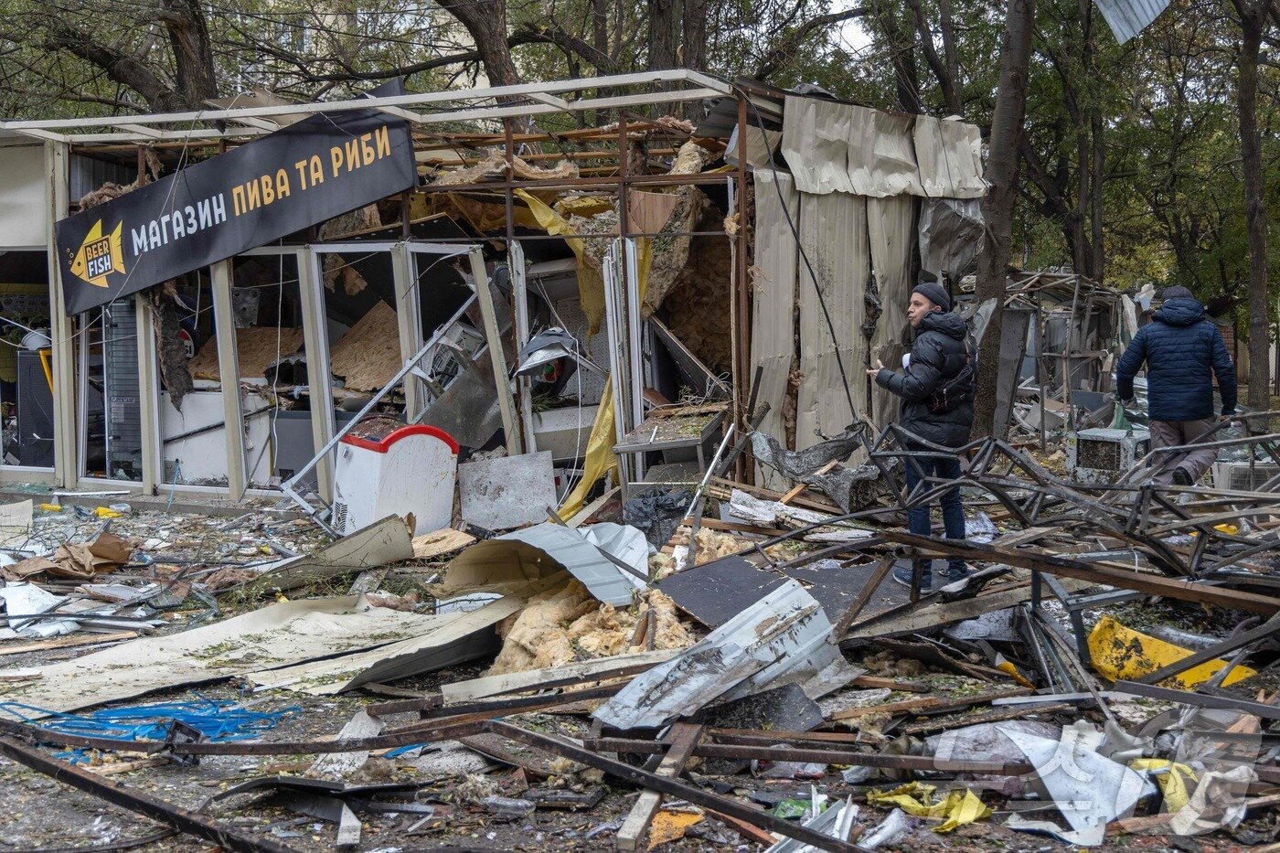 본문 이미지 - 10일 &#40;현지시간&#41; 우크라이나 오데사에서 러시아 군의 드론 공격을 받아 초토화 된 주택이 보인다. 2024.11.11 ⓒ AFP=뉴스1 ⓒ News1 우동명 기자