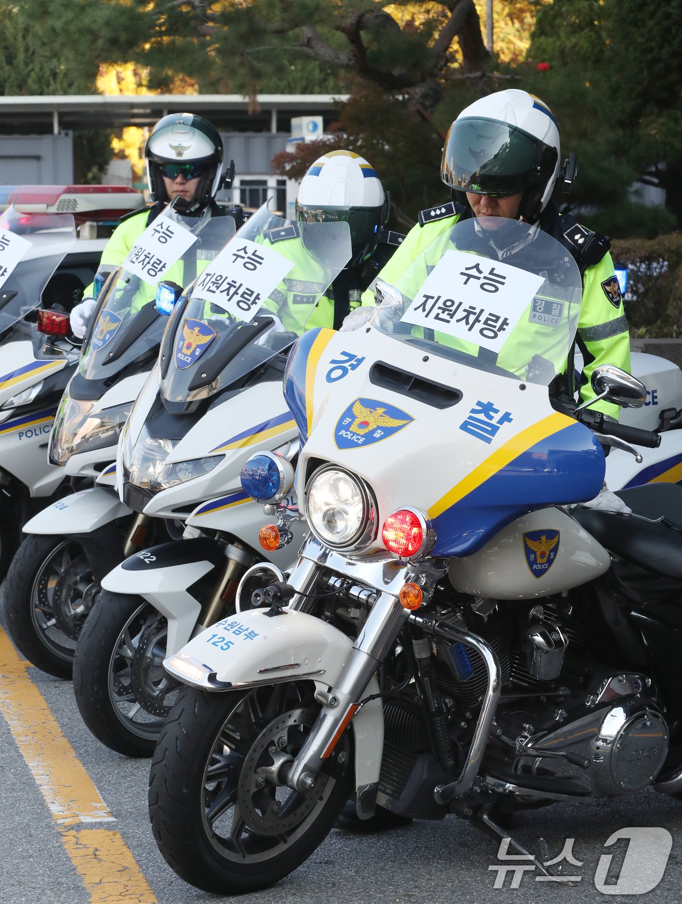 본문 이미지 - 2025학년도 대학수학능력시험을 사흘 앞둔 11일 오전 경기 수원시 영통구 수원남부경찰서에서 교통안전계 경찰관들이 수능 당일 시험장 주변 특별 교통관리에 투입될 지원차량에 안내문을 부착하고 있다. 2024.11.11/뉴스1 ⓒ News1 김영운 기자