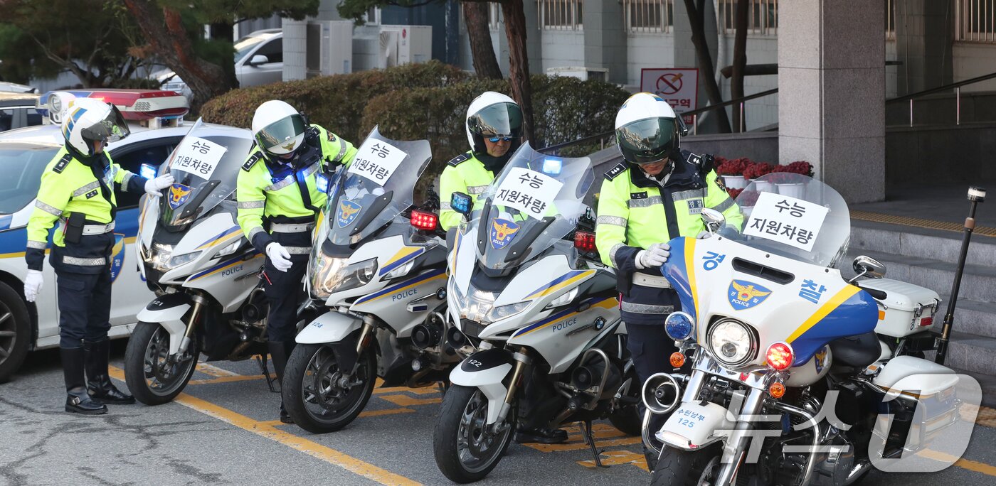 본문 이미지 - 2025학년도 대학수학능력시험을 사흘 앞둔 11일 오전 경기 수원시 영통구 수원남부경찰서에서 교통안전계 경찰관들이 수능 당일 시험장 주변 특별 교통관리에 투입될 지원차량에 안내문을 부착하고 있다. 2024.11.11/뉴스1 ⓒ News1 김영운 기자