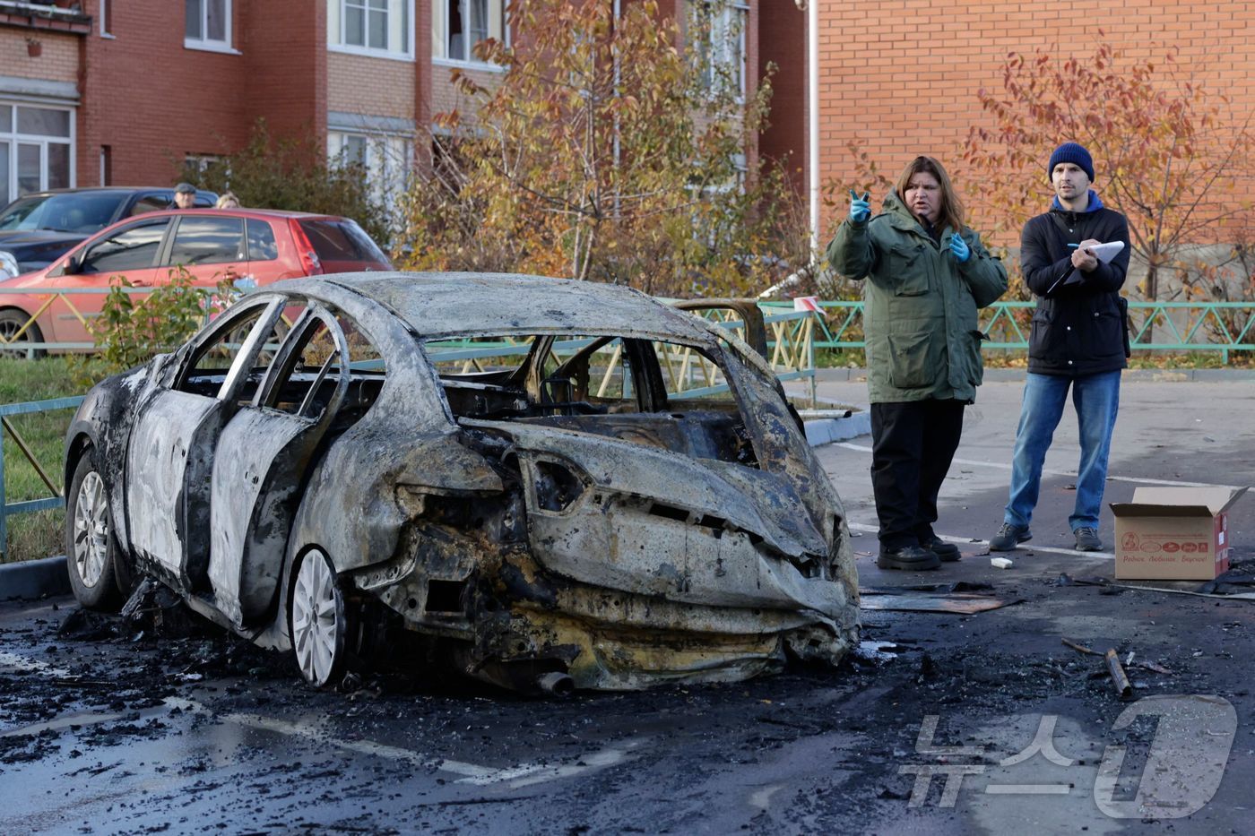 본문 이미지 - 10일 &#40;현지시간&#41; 모스크바 소피노에서 우크라이나 군의 드론 공격을 받아 불에 타고 파손된 차량이 보인다. 2024.11.11 ⓒ AFP=뉴스1 ⓒ News1 우동명 기자
