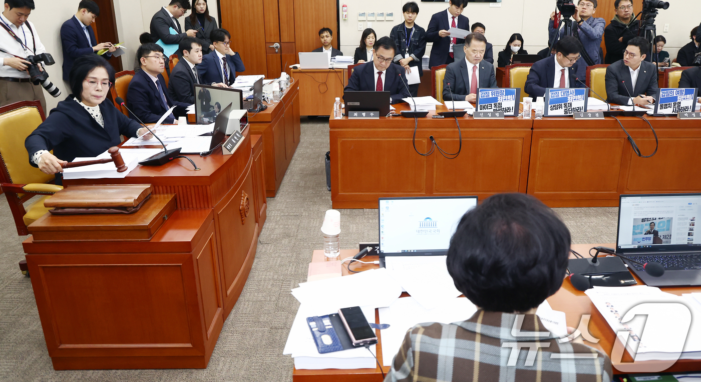 (서울=뉴스1) 김민지 기자 = 최민희 과학기술정보방송통신위원장이 11일 오전 서울 여의도 국회에서 열린 과학기술정보방송통신위원회 전체회의에서 의사봉을 두드리고 있다.오른쪽 국민의 …