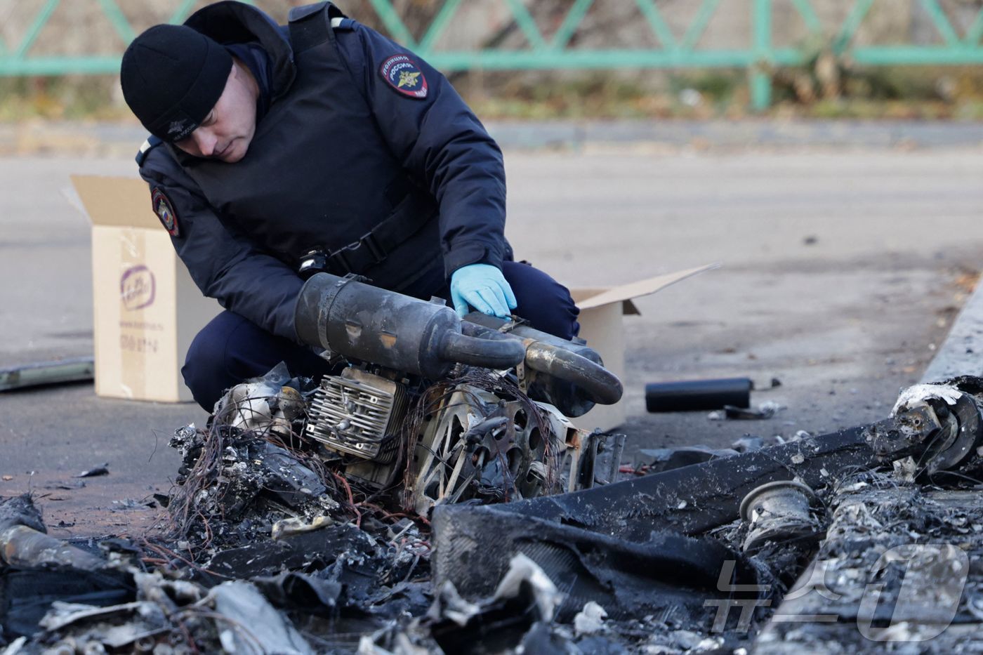 (소피노 AFP=뉴스1) 우동명 기자 = 10일 (현지시간) 모스크바 소피노에서 우크라이나 군의 드론 공격을 받은 뒤 경찰이 잔해를 살펴 보고 있다. 2024.11.11ⓒ AFP= …