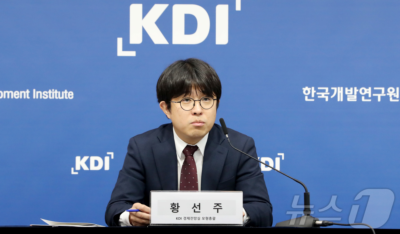 (세종=뉴스1) 김기남 기자 = 황선주 KDI 경제전망실 모형총괄이 11일 세종시 정부세종청사에서 코로나19 이후 우리나라 물가 상승률의 변동 요인을 분석하고, 향후 우리 경제에 …