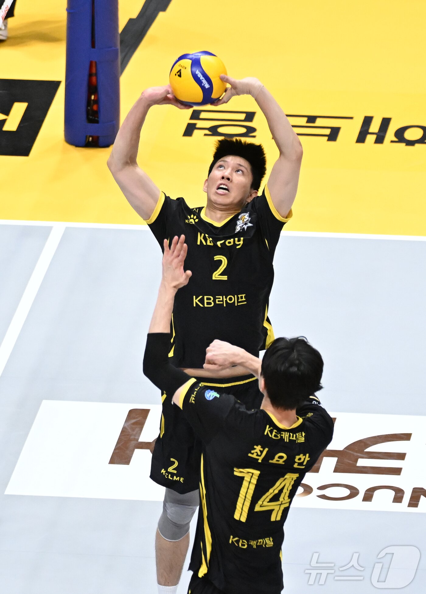 Hwang Taek-ui, a setter at KB Insurance, joined the team after being discharged from the military. (provided by KOVO)