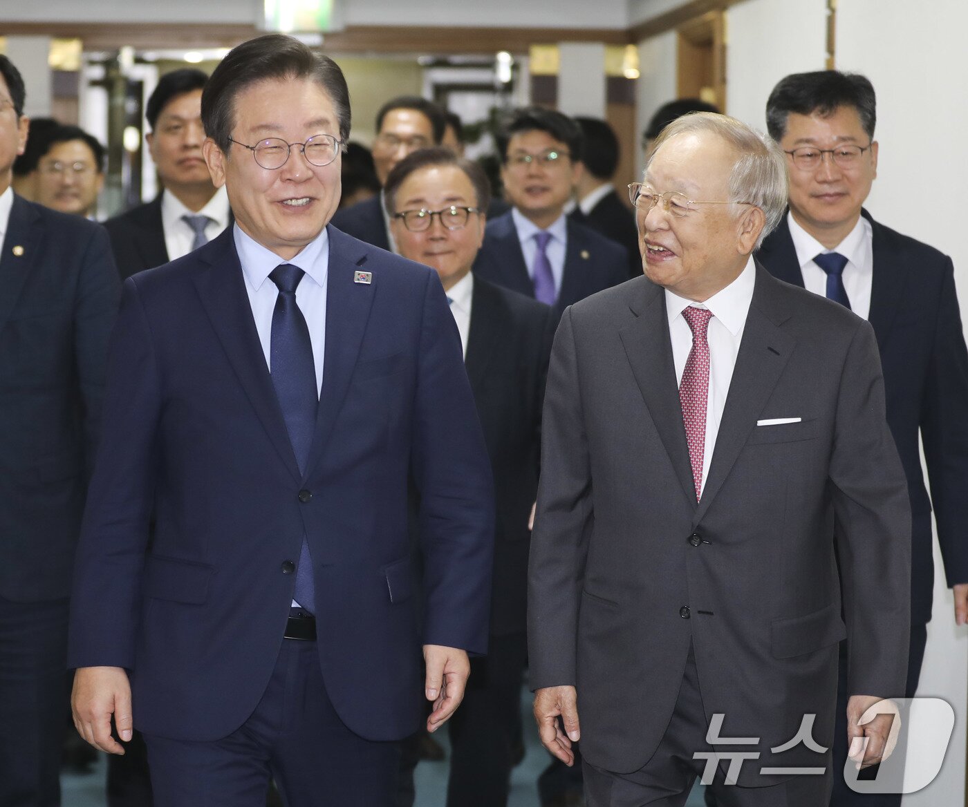 본문 이미지 - 이재명 더불어민주당 대표가 11일 오전 서울 마포구 경총회관에서 손경식 한국경영자총협회 회장과 대화를 나누며 이동하고 있다. 2024.11.11/뉴스1 ⓒ News1 국회사진취재단