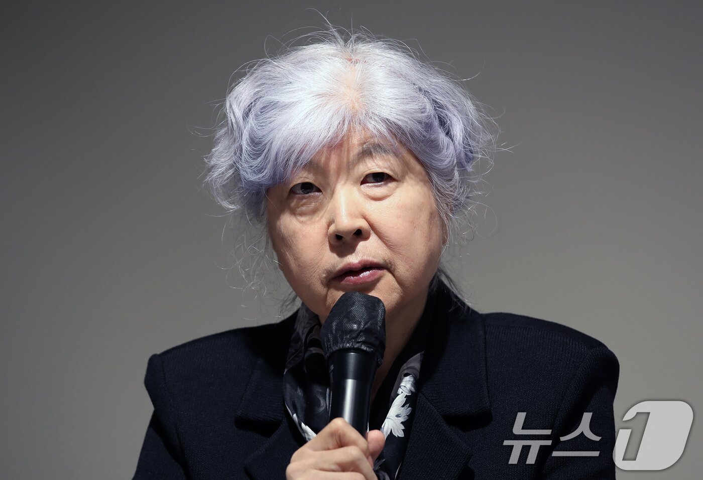 본문 이미지 - 전수용 한국문학번역원장이 11일 서울 중구 컨퍼런스하우스 달개비에서 열린 취임 100일 기자간담회에서 모두발언을 하고 있다. 전 원장은 이 자리에서 &#34;한국문학의 해외담론 형성 촉진, 기획 출간 확대, 한국문학번역대학원 설립 등을 통해 한강 노벨상 수상으로 세계인들의 주목을 끌고 있는 한국 문학이 세계 문학으로서 새로운 축을 세우는 기반을 마련하겠다＂고 밝혔다. 2024.11.11/뉴스1 ⓒ News1 오대일 기자