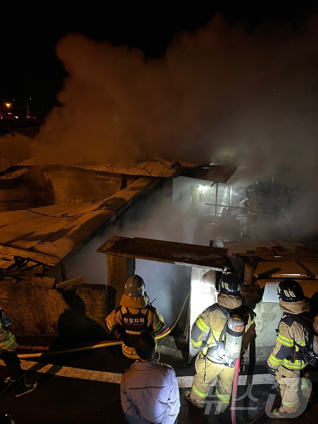 본문 이미지 - 11일 오전 1시 51분쯤 창원시 마산합포구 진전면의 한 단독주택에서 불이 나 신고를 받고 출동한 소방대원이 진화하고 있다.(창원소방본부 제공)
