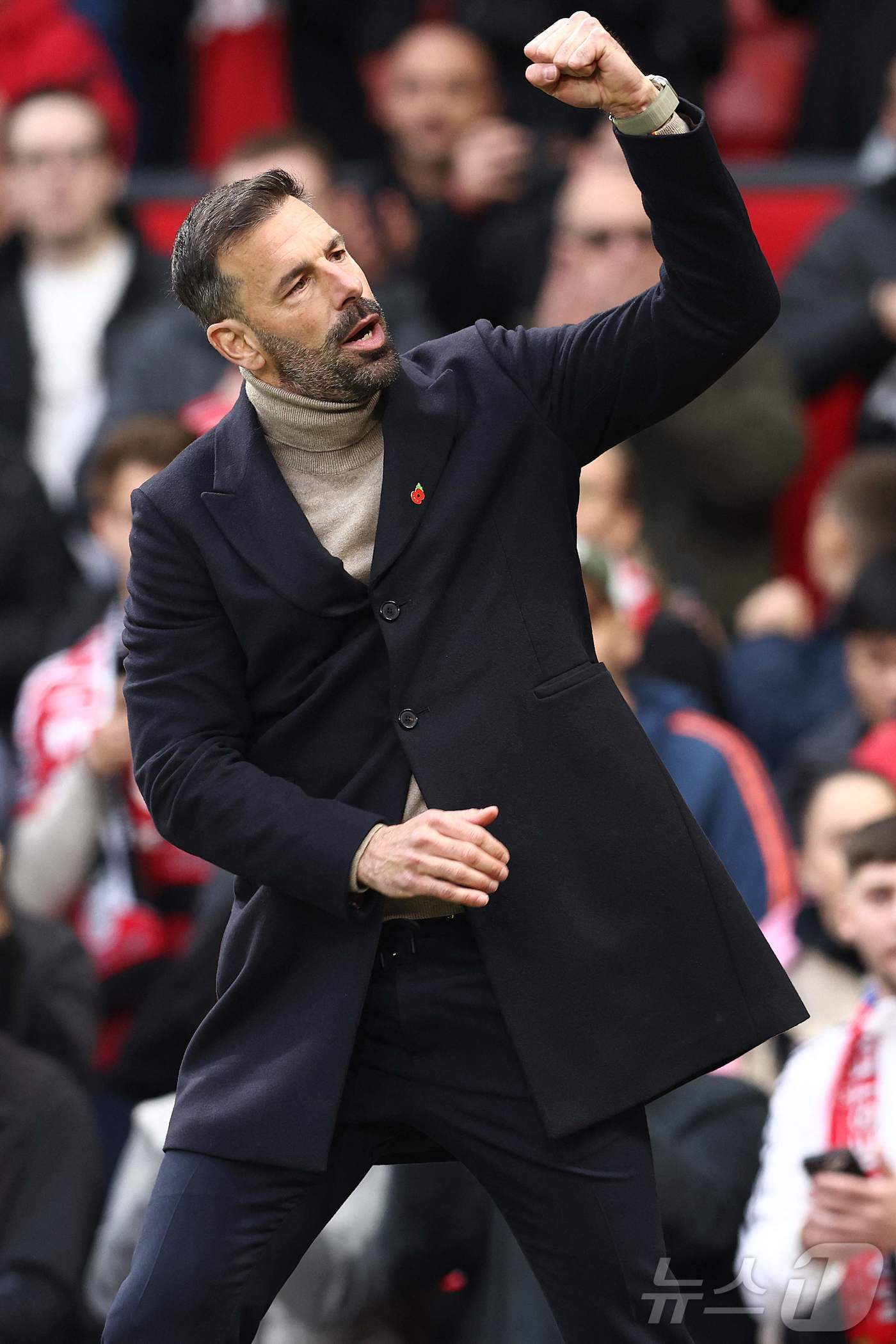 본문 이미지 - 뤼트 판니스텔로이 맨유 감독대행은 에릭 텐하흐 전 감독이 떠난 뒤 4경기를 맡아 3승 1무를 기록하고 후벵 아모림 감독에게 지휘봉을 넘겼다. ⓒ AFP=뉴스1