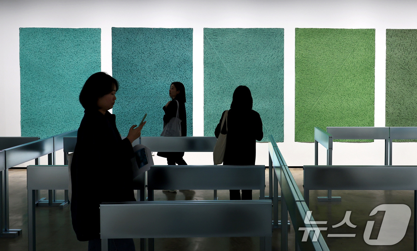 (서울=뉴스1) 구윤성 기자 = 11일 오전 서울 강남구 삼성동 '프로젝트 스페이스 라인'에서 열린 개관전 '모든 조건이 조화로울 때' 기자간담회에서 취재진이 설치미술가 박기원 작 …