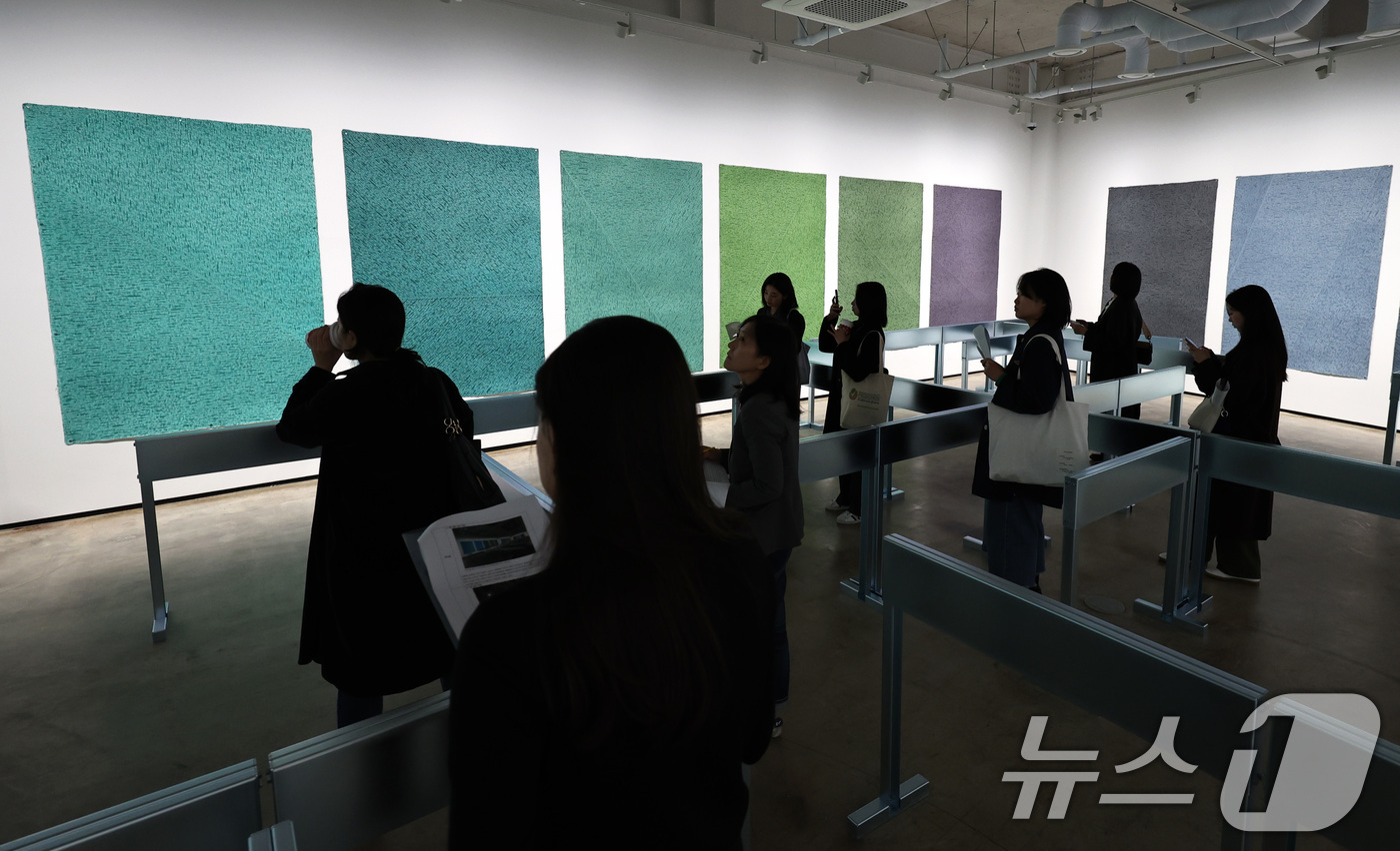 (서울=뉴스1) 구윤성 기자 = 11일 오전 서울 강남구 삼성동 '프로젝트 스페이스 라인'에서 열린 개관전 '모든 조건이 조화로울 때' 기자간담회에서 취재진이 설치미술가 박기원 작 …