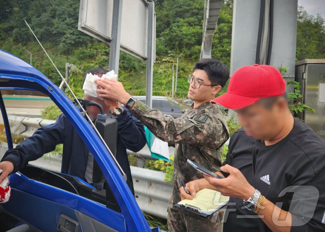 본문 이미지 - 김군기 중위&#40;사진 가운데&#41;가 사고 현장에서 사고자를 응급조치하고 있는 모습.&#40;육군 22사단 제공&#41; 2024.11.11/뉴스1