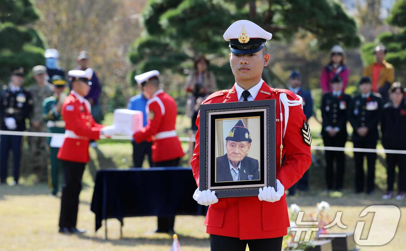 (부산=뉴스1) 윤일지 기자 = 11일 부산 남구 유엔기념공원에서 열린 턴 투워드 부산 유엔참전용사 국제추모의 날 기념식에서 6·25전쟁 태국 참전용사인 '롯 아사니판' 씨의 안장 …