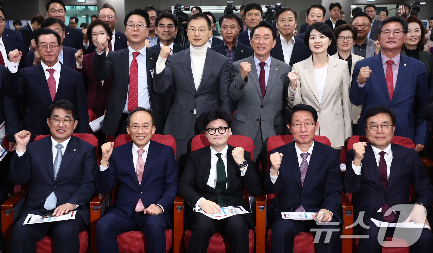 (서울=뉴스1) 김민지 기자 = 국민의힘 한동훈 대표와 추경호 원내대표를 비롯한 의원들이 11일 오후 서울 여의도 국회 소통관에서 열린 국민의힘·윤석열 정부 합동 전반기 국정성과 …