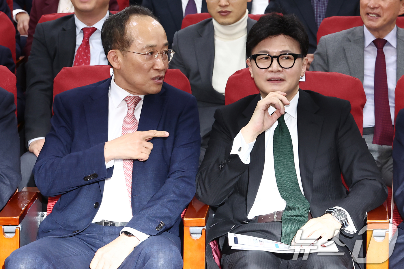 (서울=뉴스1) 김민지 기자 = 국민의힘 한동훈 대표와 추경호 원내대표가 11일 오후 서울 여의도 국회 소통관에서 열린 국민의힘·윤석열 정부 합동 전반기 국정성과 보고 및 향후 과 …