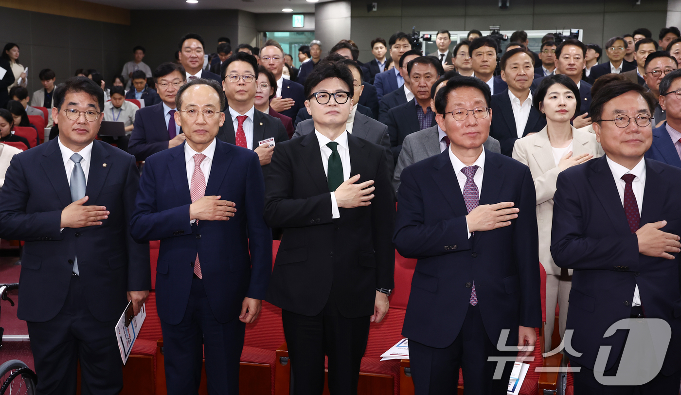 (서울=뉴스1) 김민지 기자 = 국민의힘 한동훈 대표와 추경호 원내대표를 비롯한 의원들이 11일 오후 서울 여의도 국회 소통관에서 열린 국민의힘·윤석열 정부 합동 전반기 국정성과 …