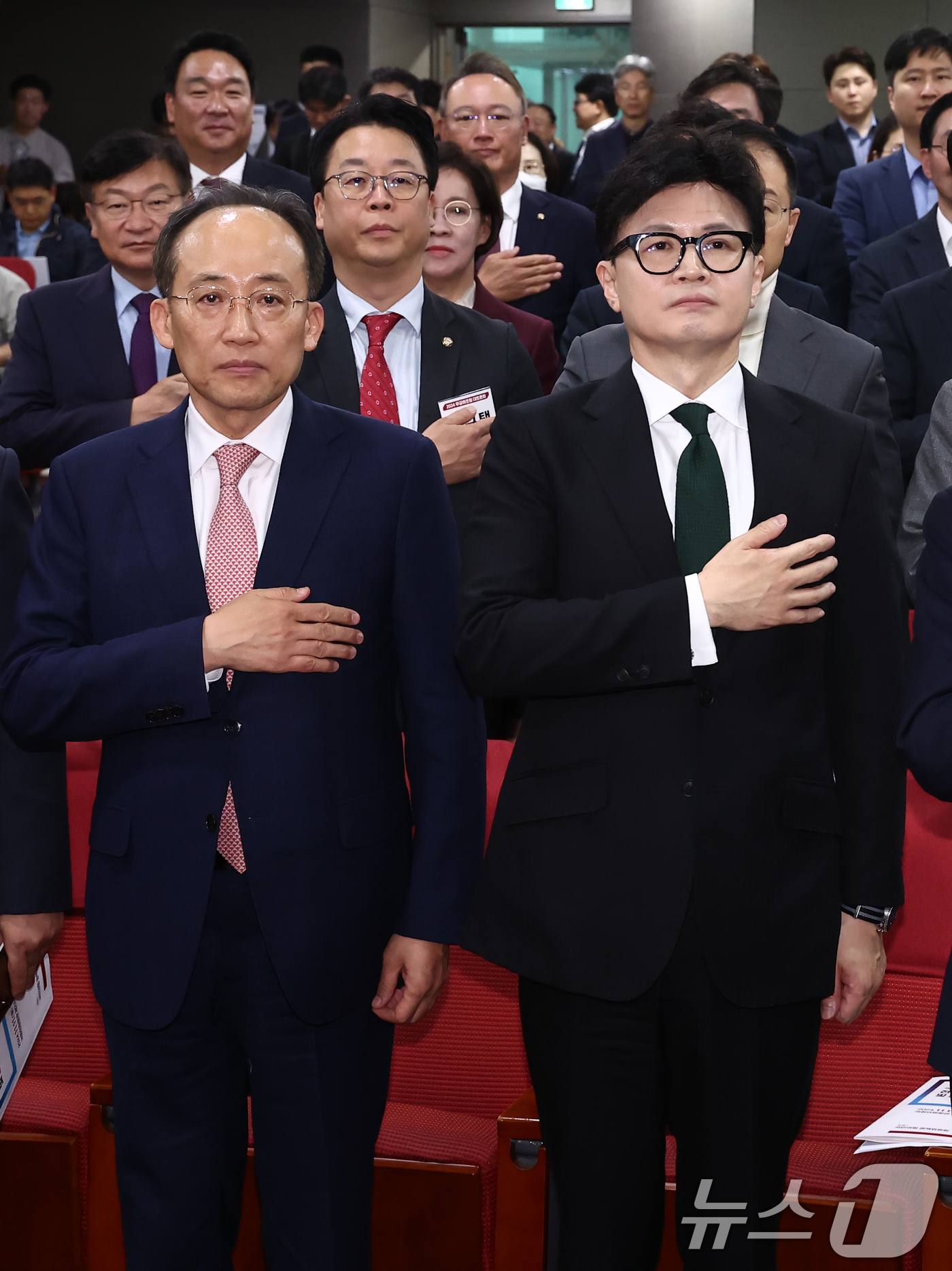 (서울=뉴스1) 김민지 기자 = 국민의힘 한동훈 대표와 추경호 원내대표를 비롯한 의원들이 11일 오후 서울 여의도 국회 소통관에서 열린 국민의힘·윤석열 정부 합동 전반기 국정성과 …