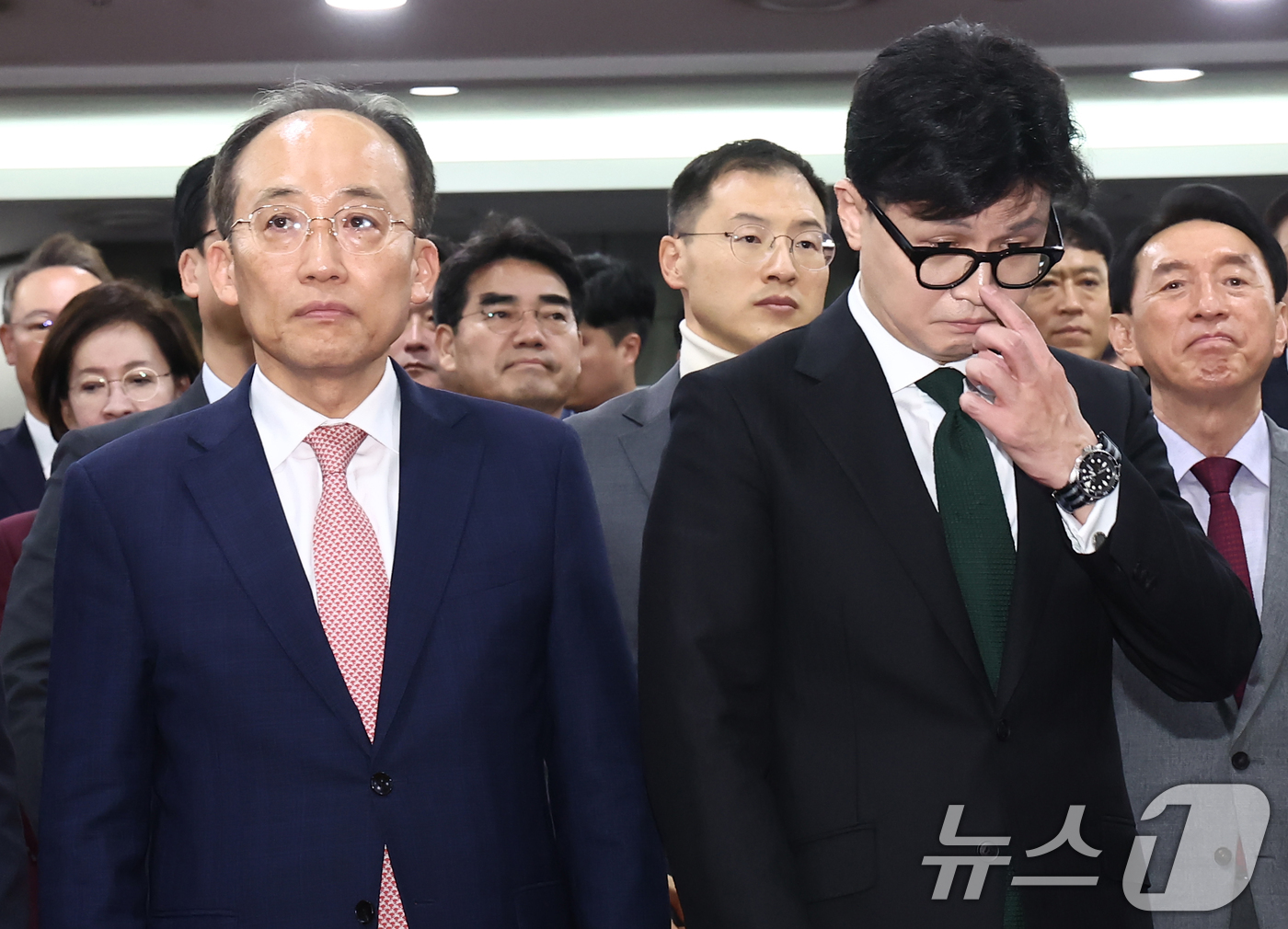 (서울=뉴스1) 김민지 기자 = 국민의힘 한동훈 대표와 추경호 원내대표가 11일 오후 서울 여의도 국회 소통관에서 열린 국민의힘·윤석열 정부 합동 전반기 국정성과 보고 및 향후 과 …