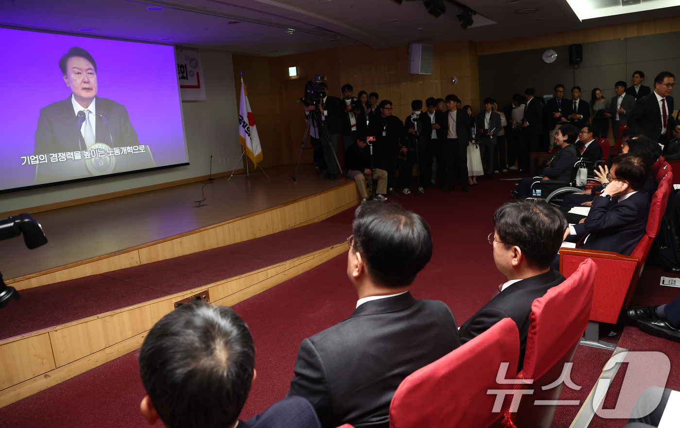 (서울=뉴스1) 김민지 기자 = 국민의힘 한동훈 대표와 추경호 원내대표를 비롯한 의원들이 11일 오후 서울 여의도 국회 소통관에서 열린 국민의힘·윤석열 정부 합동 전반기 국정성과 …