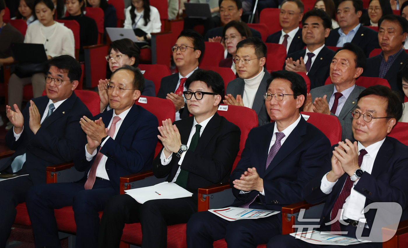 (서울=뉴스1) 김민지 기자 = 국민의힘 한동훈 대표와 추경호 원내대표를 비롯한 의원들이 11일 오후 서울 여의도 국회 소통관에서 열린 국민의힘·윤석열 정부 합동 전반기 국정성과 …
