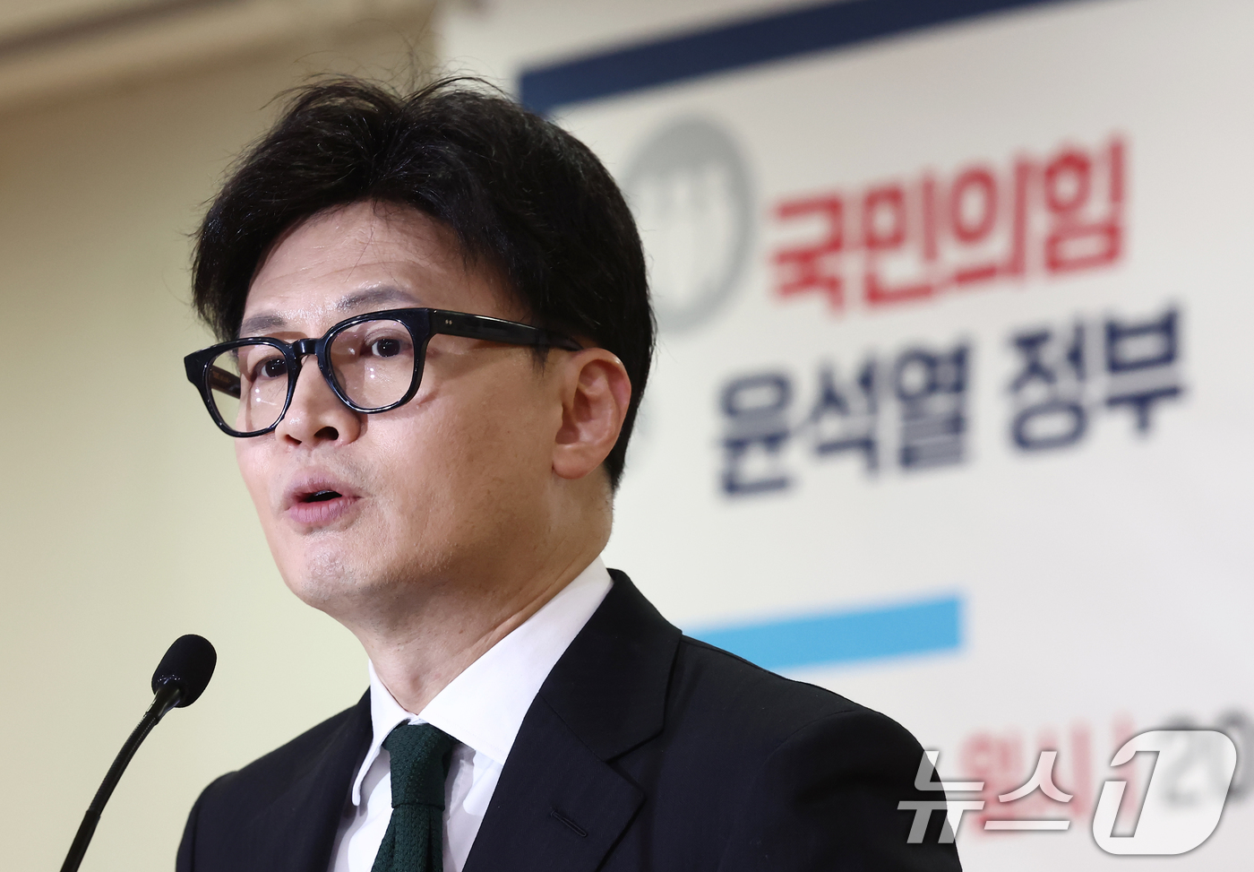 (서울=뉴스1) 김민지 기자 = 한동훈 국민의힘 대표가 11일 오후 서울 여의도 국회 소통관에서 열린 국민의힘·윤석열 정부 합동 전반기 국정성과 보고 및 향후 과제 토론회에서 인사 …