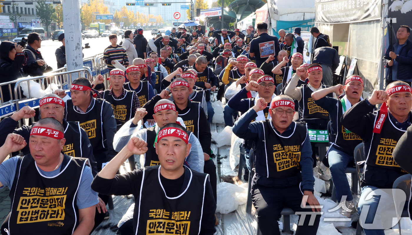 (서울=뉴스1) 김명섭 기자 = 11일 서울 여의도 국회의사당앞에서 열린 '국민안전 사수! 안전운임제 입법 촉구! 화물노동자 100인 삭발 결의대회'에서 민주노총 공공운수노조 화물 …