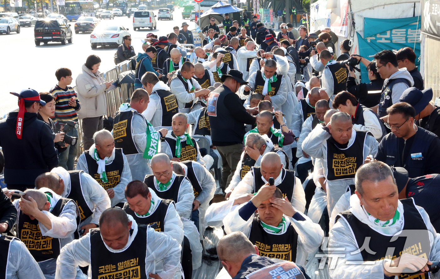 (서울=뉴스1) 김명섭 기자 = 11일 서울 여의도 국회의사당앞에서 열린 '국민안전 사수! 안전운임제 입법 촉구! 화물노동자 100인 삭발 결의대회'에서 민주노총 공공운수노조 화물 …