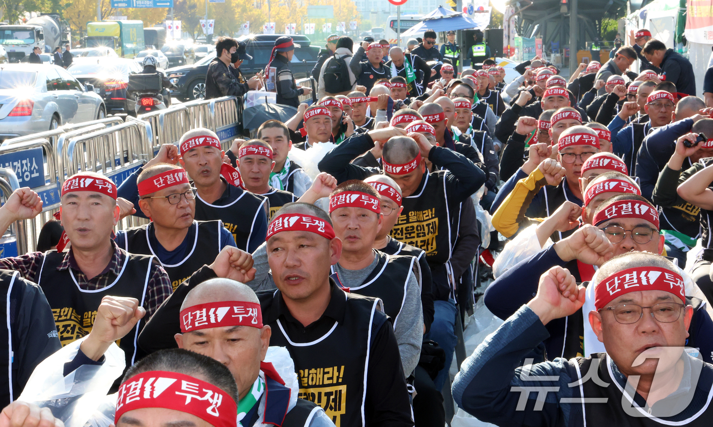 (서울=뉴스1) 김명섭 기자 = 11일 서울 여의도 국회의사당앞에서 열린 '국민안전 사수! 안전운임제 입법 촉구! 화물노동자 100인 삭발 결의대회'에서 민주노총 공공운수노조 화물 …
