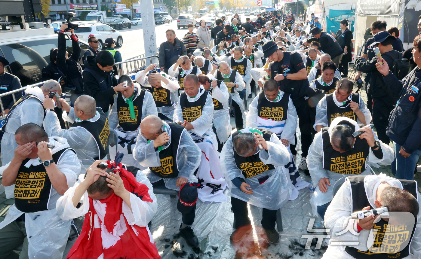 (서울=뉴스1) 김명섭 기자 = 11일 서울 여의도 국회의사당앞에서 열린 '국민안전 사수! 안전운임제 입법 촉구! 화물노동자 100인 삭발 결의대회'에서 민주노총 공공운수노조 화물 …