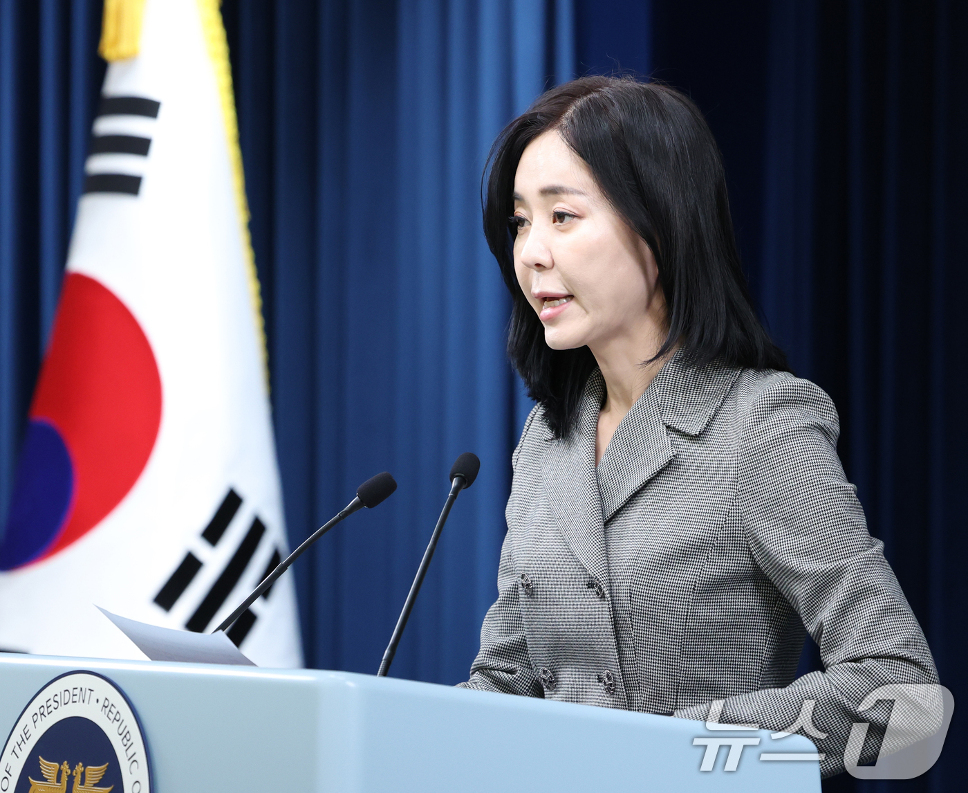 (서울=뉴스1) 송원영 기자 = 정혜전 대통령실 대변인이 11일 서울 용산 대통령실 청사 브리핑룸에서 수석비서관 회의 등 현안 관련 브리핑을 하고 있다. 2024.11.11/뉴스1 …