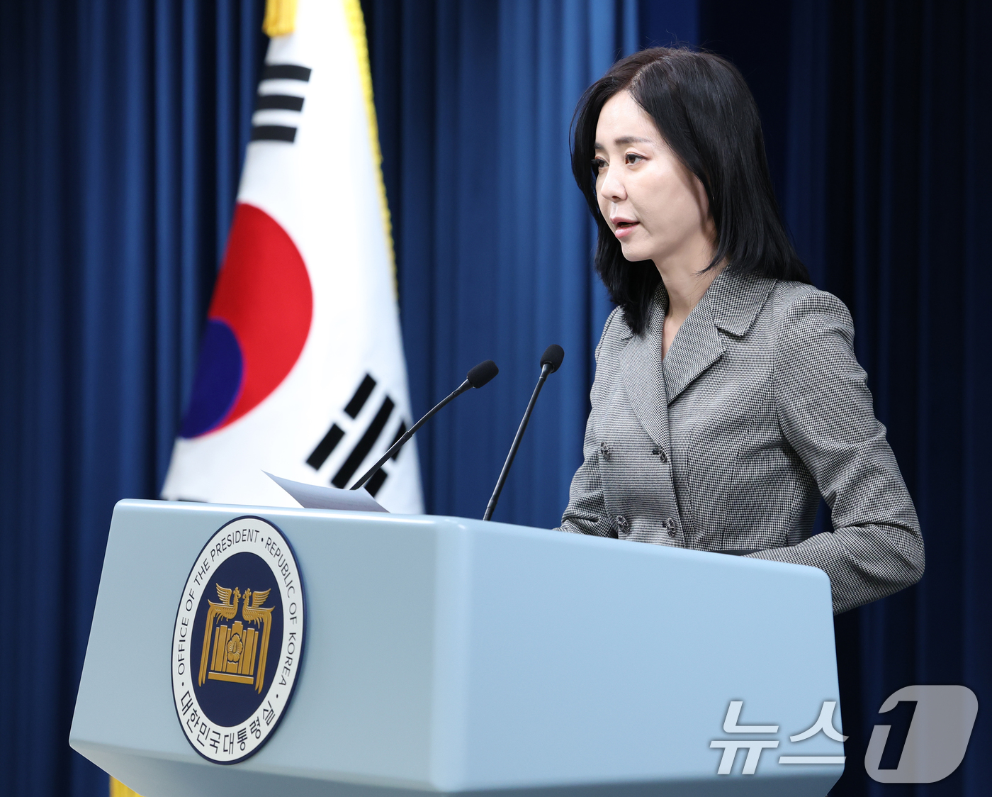 (서울=뉴스1) 송원영 기자 = 정혜전 대통령실 대변인이 11일 서울 용산 대통령실 청사 브리핑룸에서 수석비서관 회의 등 현안 관련 브리핑을 하고 있다. 2024.11.11/뉴스1 …