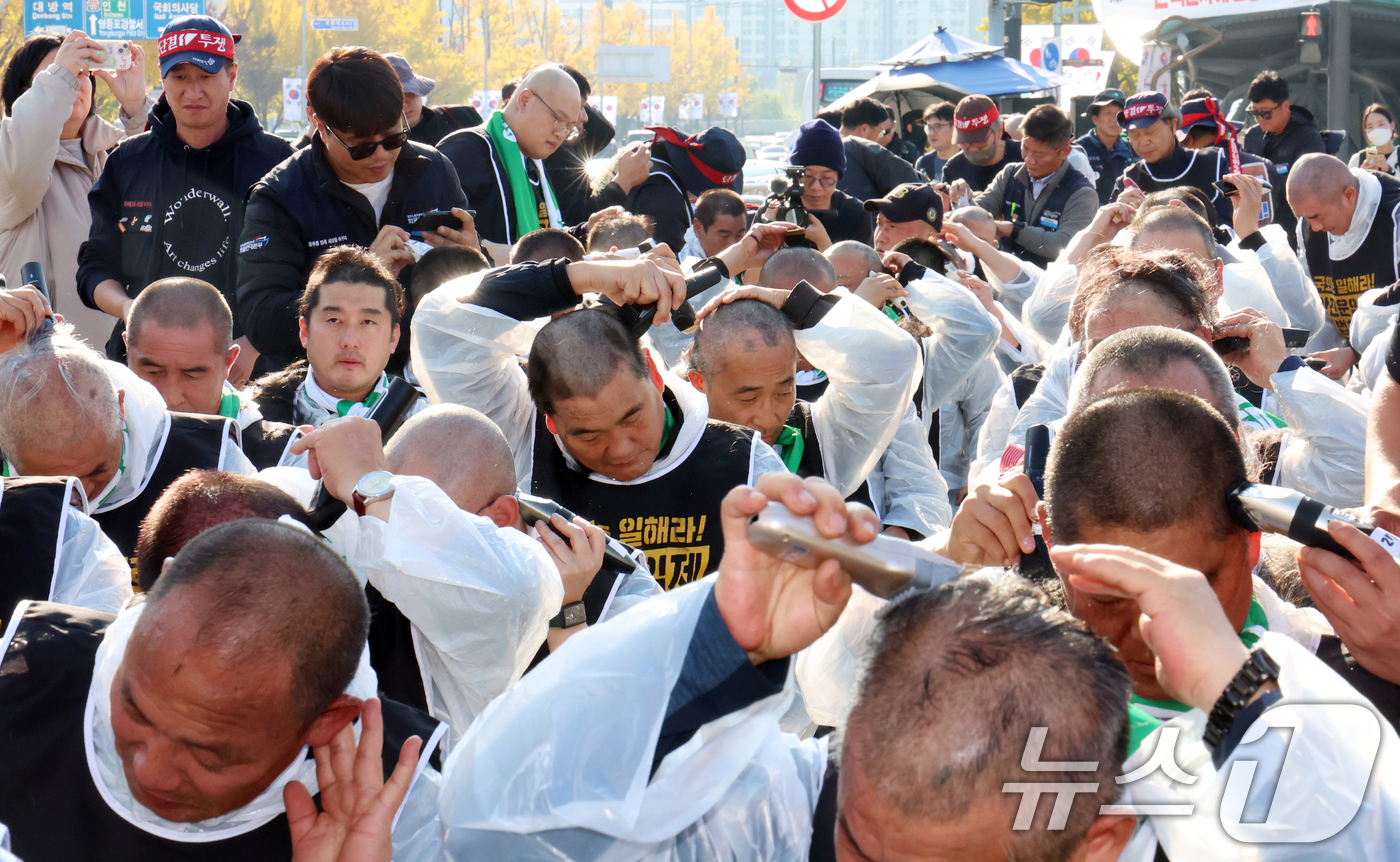 (서울=뉴스1) 김명섭 기자 = 11일 서울 여의도 국회의사당앞에서 열린 '국민안전 사수! 안전운임제 입법 촉구! 화물노동자 100인 삭발 결의대회'에서 민주노총 공공운수노조 화물 …