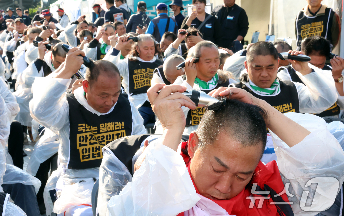 (서울=뉴스1) 김명섭 기자 = 11일 서울 여의도 국회의사당앞에서 열린 '국민안전 사수! 안전운임제 입법 촉구! 화물노동자 100인 삭발 결의대회'에서 민주노총 공공운수노조 화물 …