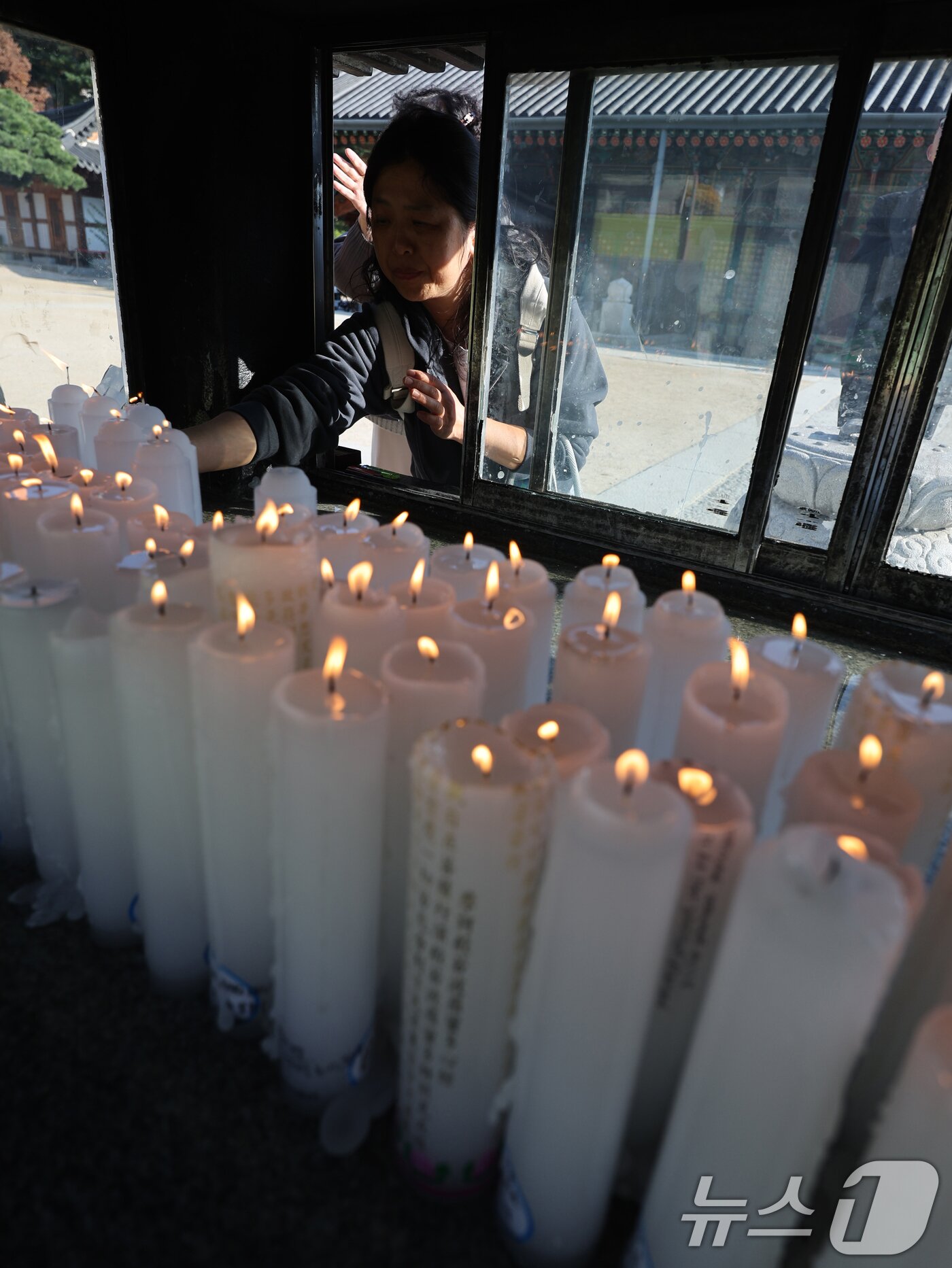 본문 이미지 - 2025학년도 대학수학능력시험을 사흘 앞둔 11일 서울 강남구 봉은사에서 불자가 수능 고득점 기원하는 촛불 공양을 하고 있다. 2024.11.11뉴스1 ⓒ News1 황기선 기자