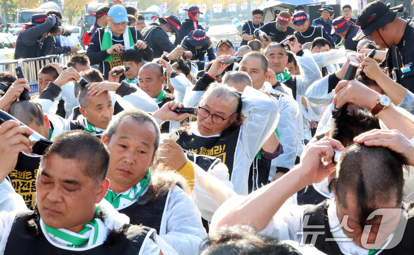 (서울=뉴스1) 김명섭 기자 = 11일 서울 여의도 국회의사당앞에서 열린 '국민안전 사수! 안전운임제 입법 촉구! 화물노동자 100인 삭발 결의대회'에서 민주노총 공공운수노조 화물 …