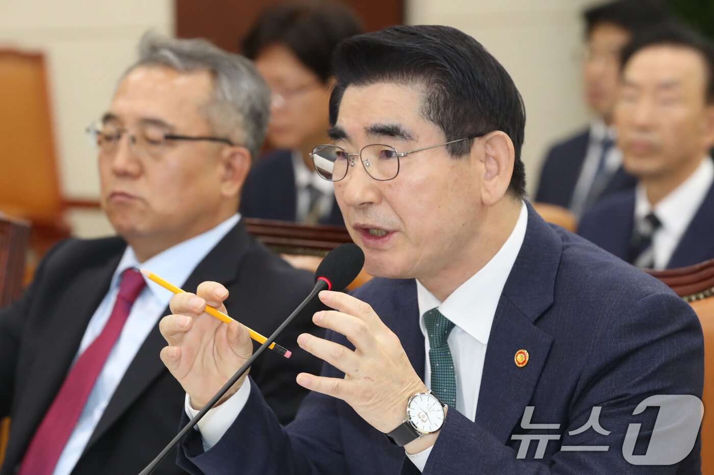 본문 이미지 - 김용현 국방부장관이 11일 오후 서울 여의도 국회에서 열린 국방위원회 전체회의에서 의원 질의에 답하고 있다. 2024.11.11/뉴스1 ⓒ News1 이광호 기자