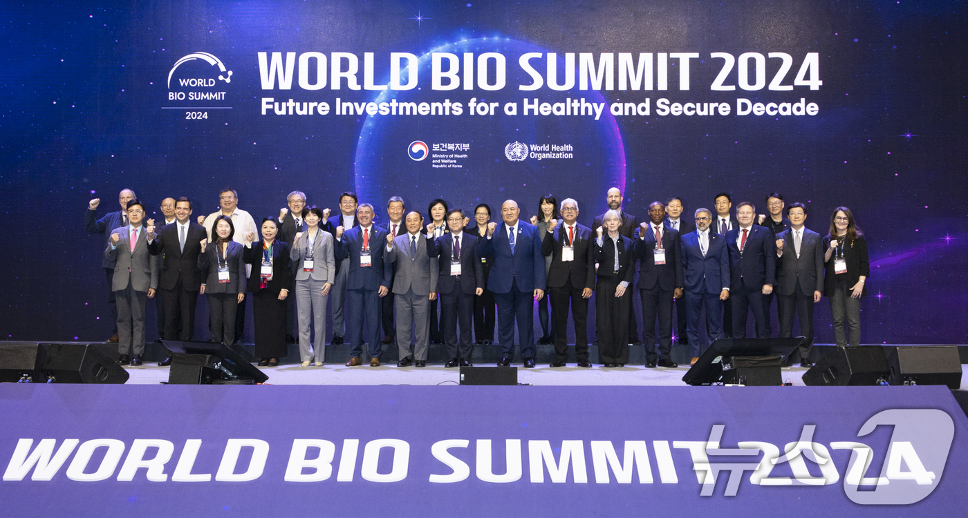 (서울=뉴스1) = 11일 오후 인천 연수구 송도컨벤시아에서 열린 2024 세계 바이오 서밋 개회식에서 조규홍 보건복지부 장관 등 참석자들이 기념촬영을 하고 있다. (보건복지부 제 …