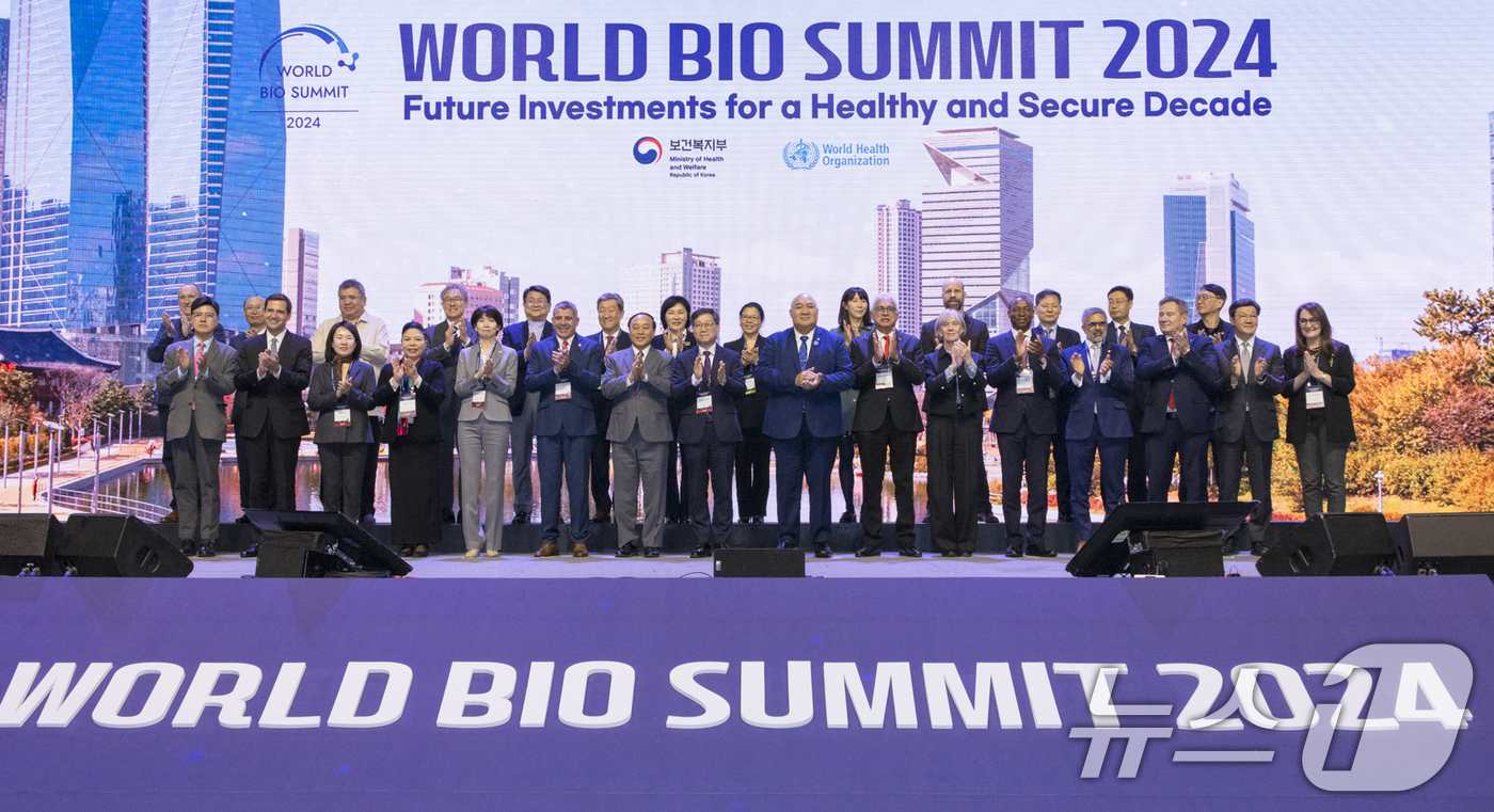 (서울=뉴스1) = 11일 오후 인천 연수구 송도컨벤시아에서 열린 2024 세계 바이오 서밋 개회식에서 조규홍 보건복지부 장관 등 참석자들이 기념촬영을 하고 있다. (보건복지부 제 …