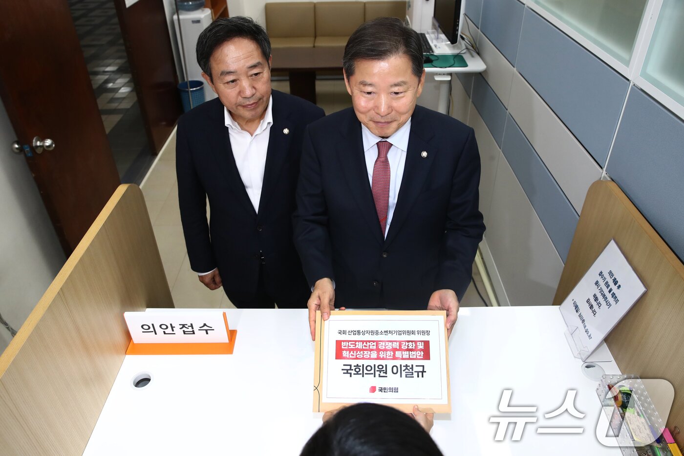 본문 이미지 - 국회 산업통상자원중소벤처기업위원장인 이철규 국민의힘 의원이 11일 오후 서울 여의도 국회 의안과에 반도체산업 경쟁력 강화 및 혁신성장을 위한 특별법안을 접수하고 있다. 2024.11.11/뉴스1 ⓒ News1 이광호 기자