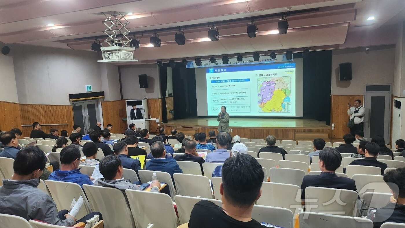본문 이미지 - 전북자치도 고창군을 통과할 것으로 예상되는 ‘신장성-신정읍 구간 송전선로 건설’을 위한 한국전력의 사업설명회가 주민들의 반발로 파행으로 끝이 났다.  강성원 신림면이장단협의회장이 설명회에서 송전선로 건립계획을 반대하는 발언을 하고 있다. 2024.11.11/뉴스1 ⓒ News1 박제철 기자