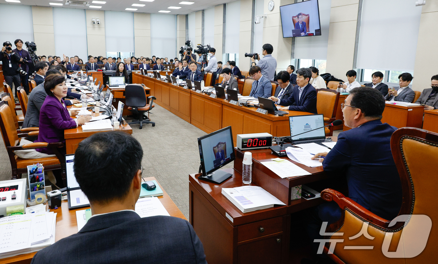 (서울=뉴스1) 안은나 기자 = 신정훈 국회 행정안전위원회 위원장이 11일 서울 여의도 국회에서 열린 제418회 국회(정기회) 제10차 행안위 전체회의에 출석해 조지호 경찰청장을 …