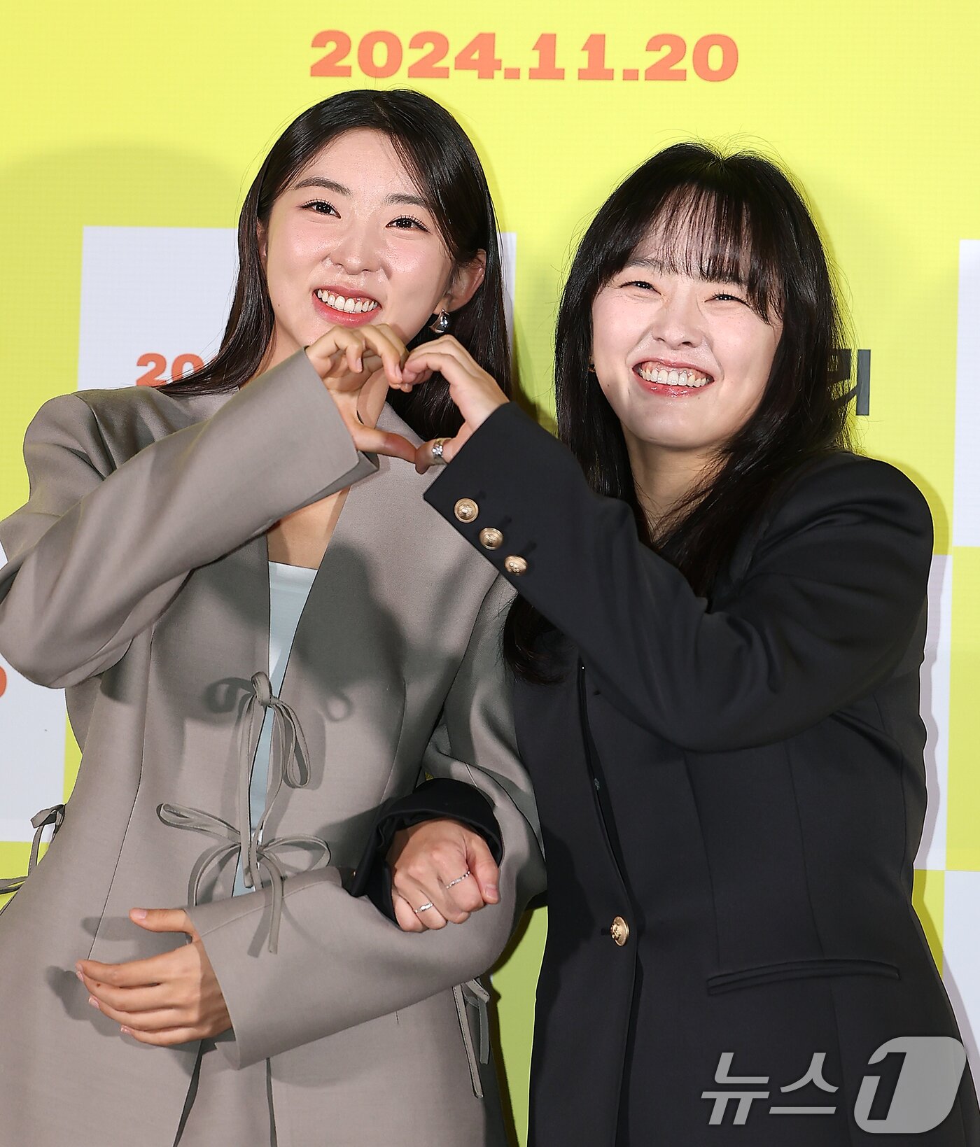 본문 이미지 - 걸그룹 포미닛 출신 배우 권소현과 배우 권소현(오른쪽)이 11일 오후 서울 용산구 아이파크몰 CGV에서 열린 영화 '딜리버리' 언론시사회에 참석해 포즈를 취하고 있다. ‘딜리버리’는 아이를 가지는 것이 지상 최대 목표인 철부지 금수저 부부 ‘귀남’, ‘우희’와 계획에 없던 임신을 하게 된 백수 커플 ‘미자’, ‘달수’의 문제적 ‘딜’을 그린 유쾌하고 살벌한 공동 태교 코미디로 오는 20일 개봉한다. 2024.11.11/뉴스1 ⓒ News1 김진환 기자