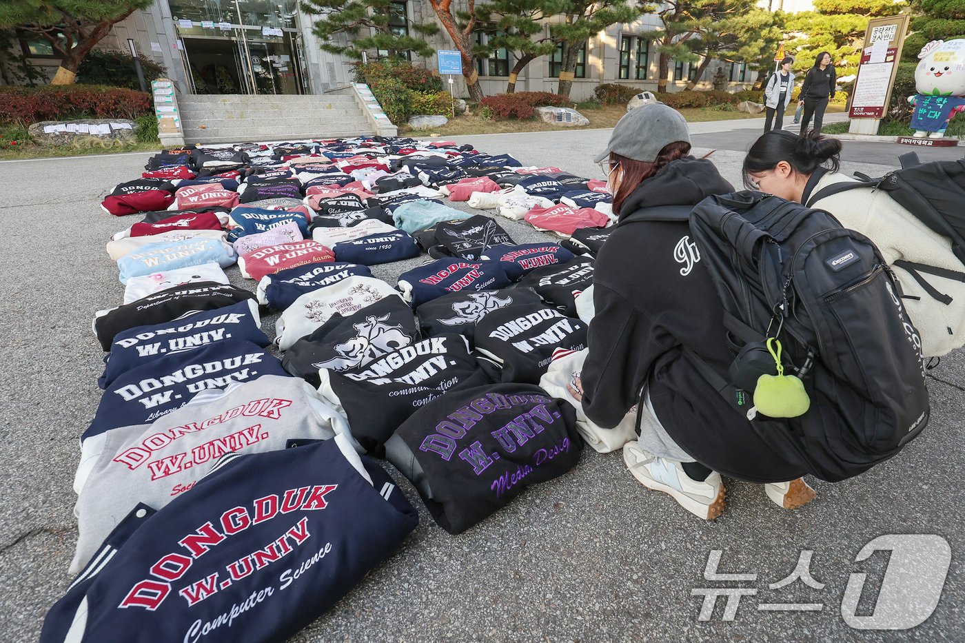 11일 오후 서울 성북구 동덕여자대학교에서 학교 측의 남녀공학 전환 추진에 반발하는 학생들이 항의의 의미로 학교 점퍼&#40;과잠&#41;을 본관 앞에 벗어놓고 있다. 2024.11.11/뉴스1 ⓒ News1 민경석 기자