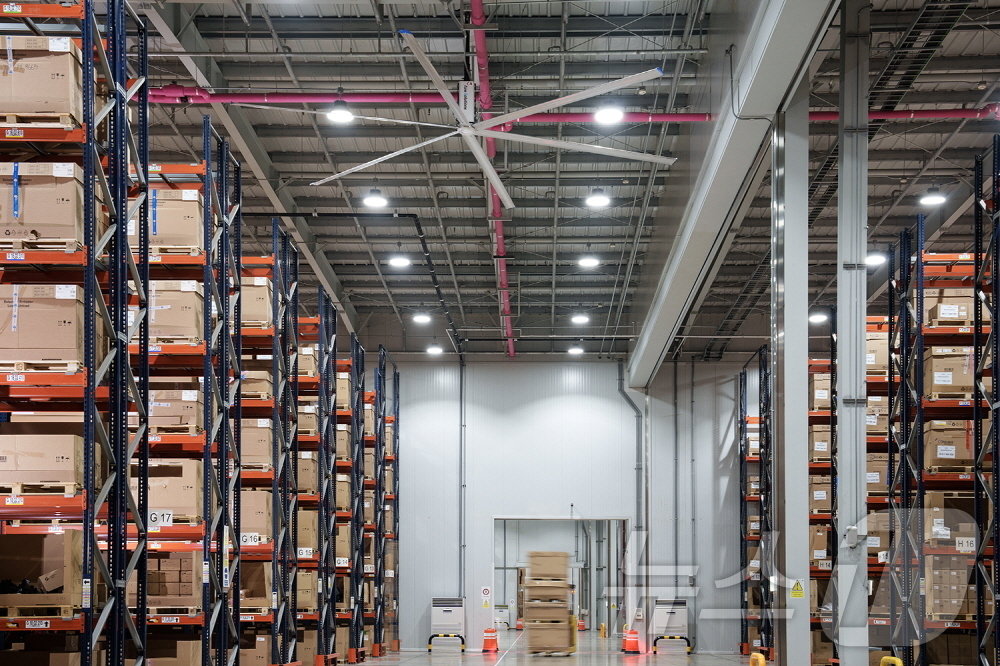 본문 이미지 - 11일 BMW그룹 코리아의 안성 부품물류센터(RDC)에 부품이 가지런히 정리되어 있는 모습. 대형 실링팬(천장형 선풍기)가 설치돼 있다. 2024.11.11.